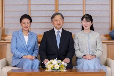 天皇、皇后両陛下と長女愛子さま＝皇居・御所で2026年2月17日（宮内庁提供）