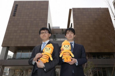 市のマスコットキャラクター「はにたん」を抱え、関西将棋会館前で記念写真に納まる藤井聡太王将（右）と挑戦者の永瀬拓矢九段＝大阪府高槻市で2026年3月24日午後4時32分、西村剛撮影