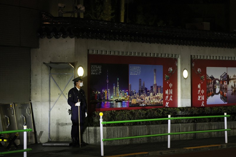 男が侵入した中国大使館前で警戒する警察官＝東京都港区で2026年3月24日午後6時32分、吉田航太撮影