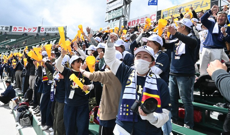 帝京スタンド、「がじゃいも」「ガラガラヘビ」で沸く センバツ | 毎日新聞