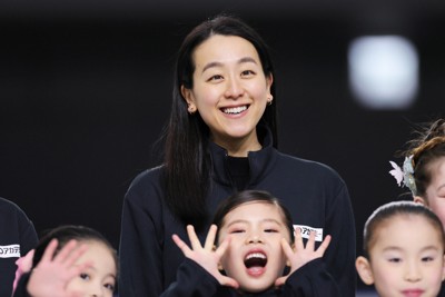 発表会を終え、生徒たちと笑顔を見せる浅田真央さん＝東京都立川市のMAO　RINKで2026年3月21日、吉田航太撮影
