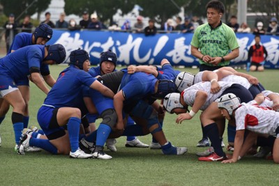 全九州新人大会の大分東明戦でスクラムを組む長崎北陽台の選手たち（左）＝佐賀市内で2026年2月22日午後3時10分、林大樹撮影