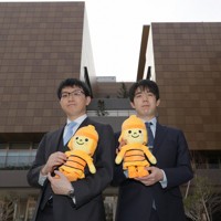 関西将棋会館を背に記念写真に納まる藤井聡太王将（右）と挑戦者の永瀬拓矢九段＝大阪府高槻市で2026年3月24日午後4時33分、西村剛撮影