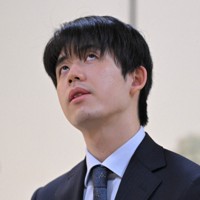 関西将棋会館を背に記念写真に納まる藤井聡太王将（右）と挑戦者の永瀬拓矢九段＝大阪府高槻市で2026年3月24日午後4時33分、西村剛撮影