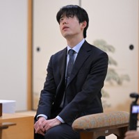 関西将棋会館を背に記念写真に納まる藤井聡太王将（右）と挑戦者の永瀬拓矢九段＝大阪府高槻市で2026年3月24日午後4時33分、西村剛撮影