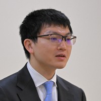 関西将棋会館を背に記念写真に納まる藤井聡太王将（右）と挑戦者の永瀬拓矢九段＝大阪府高槻市で2026年3月24日午後4時33分、西村剛撮影