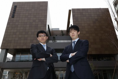 関西将棋会館を背に記念写真に納まる藤井聡太王将（右）と挑戦者の永瀬拓矢九段＝大阪府高槻市で2026年3月24日午後4時33分、西村剛撮影