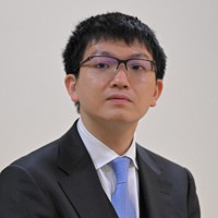 関西将棋会館を背に記念写真に納まる藤井聡太王将（右）と挑戦者の永瀬拓矢九段＝大阪府高槻市で2026年3月24日午後4時33分、西村剛撮影