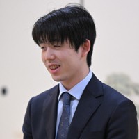関西将棋会館を背に記念写真に納まる藤井聡太王将（右）と挑戦者の永瀬拓矢九段＝大阪府高槻市で2026年3月24日午後4時33分、西村剛撮影