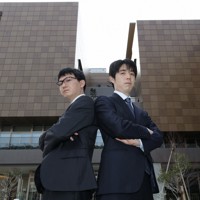 関西将棋会館を背に記念写真に納まる藤井聡太王将（右）と挑戦者の永瀬拓矢九段＝大阪府高槻市で2026年3月24日午後4時33分、西村剛撮影