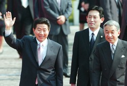 歓迎式典を終えた天皇陛下（右、現在の上皇さま）と韓国の盧武鉉大統領（左、当時）＝東京・元赤坂の迎賓館で2003年6月6日、山本晋撮影