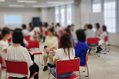 「マダネ　プロジェクト」で、子どもを持たない人生について思いを語り合う女性たち＝くどうみやこさん提供