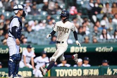 【滋賀学園－八戸学院光星】四回裏八戸学院光星1死一、二塁、菅沼晴斗の適時打で佐々木龍馬が生還＝阪神甲子園球場で2026年3月24日、西夏生撮影影