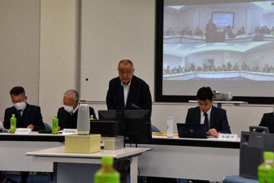 組合長会議の冒頭、あいさつする県漁連の野崎哲会長（中央）＝福島県いわき市中央台飯野4の県水産会館で2026年3月24日、柿沼秀行撮影