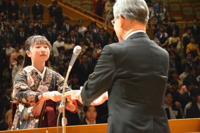 野出孝一学長（右）を前に答辞を述べた総代の松永明香里さん＝佐賀市で2026年3月24日午前10時49分、西貴晴撮影