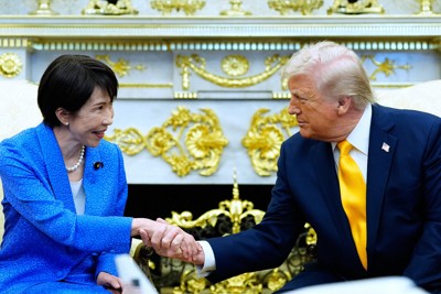 日米首脳会談に臨み、握手を交わす高市早苗首相（左）とトランプ米大統領＝米ホワイトハウスで2026年3月19日、AP