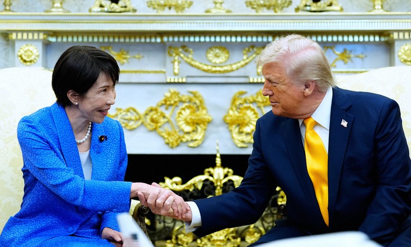 日米首脳会談に臨み、握手を交わす高市早苗首相（左）とトランプ米大統領＝米ホワイトハウスで2026年3月19日、AP