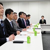 中道、立憲民主、公明の3党（左列）が新たに参加して行われた社会保障国民会議。奥右から自民党の小野寺五典税調会長、城内実全世代型社会保障改革担当相＝国会内で2026年3月25日午後3時1分、平田明浩撮影