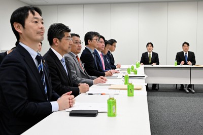 中道、立憲民主、公明の3党（左列）が新たに参加して行われた社会保障国民会議。奥右から自民党の小野寺五典税調会長、城内実全世代型社会保障改革担当相＝国会内で2026年3月25日午後3時1分、平田明浩撮影