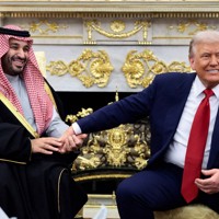 トランプ米大統領（右）と会談するサウジアラビアのムハンマド皇太子＝米ワシントンのホワイトハウスで2025年11月、ロイター