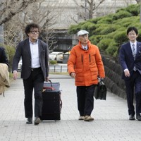 最高裁の弁論に向かう、ハンターで原告の池上治男さん（右から2人目）ら＝東京都千代田区で2026年2月27日午後2時半、三上健太郎撮影