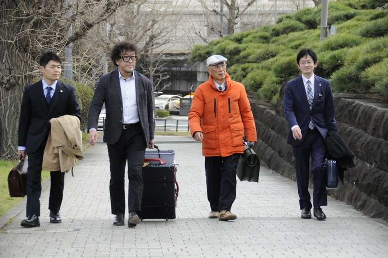 最高裁の弁論に向かう、ハンターで原告の池上治男さん（右から2人目）ら＝東京都千代田区で2026年2月27日午後2時半、三上健太郎撮影