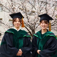 25日の式典で総代を務めた名古屋大工学部の平野学惠さん（左）と大学院工学研究科の小澤咲季さん＝名古屋市千種区の名古屋大で2026年3月25日午前10時33分、川瀬慎一朗撮影