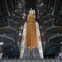 ロケット組立棟から発射地点へと移動するSLSロケット＝2026年3月19日撮影（米航空宇宙局提供）