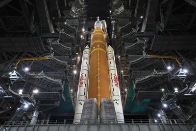 ロケット組立棟から発射地点へと移動するSLSロケット＝2026年3月19日撮影（米航空宇宙局提供）