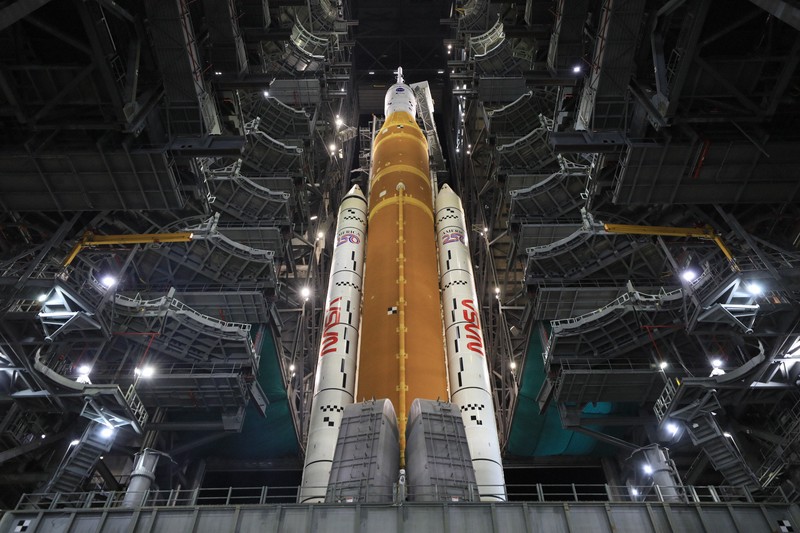 ロケット組立棟から発射地点へと移動するSLSロケット＝2026年3月19日撮影（米航空宇宙局提供）