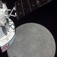無人の宇宙船「オリオン」から撮影された月＝2022年11月21日撮影（米航空宇宙局提供）