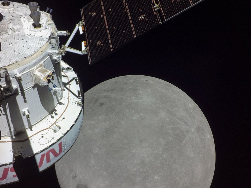 無人の宇宙船「オリオン」から撮影された月＝2022年11月21日撮影（米航空宇宙局提供）