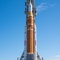 ロケット組み立て棟から搬出されるSLSロケット＝米フロリダ州で2026年1月（米航空宇宙局提供）