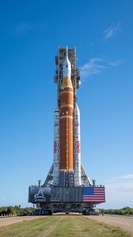 ロケット組み立て棟から搬出されるSLSロケット＝米フロリダ州で2026年1月（米航空宇宙局提供）