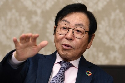 インタビューに応じるニトリホールディングスの似鳥昭雄会長＝東京都北区で2026年2月13日、宮本明登撮影