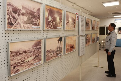 明治三陸地震津波の被災写真などが展示されている企画展＝岩手県釜石市で2026年3月20日、奥田伸一撮影