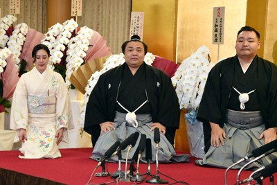 大関昇進伝達式に臨む霧島（中央）＝堺市東区で2026年3月25日、加古信志撮影