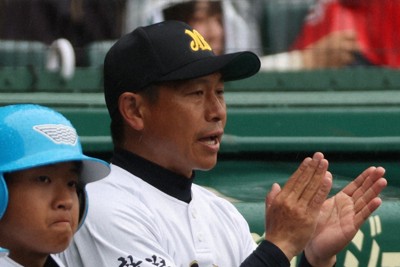 【花咲徳栄－日本文理】日本文理の鈴木崇監督（中央）＝阪神甲子園球場で2026年3月25日、岩本一希撮影