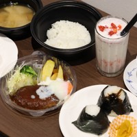 永瀬拓矢九段が昼食に選んだデミグラスと温玉チーズハンバーグ・ご飯付き、おにぎりセット＝豚汁・漬物・塩むすび・こんぶ、焼きドーナツ・バニラ、ホットコーヒー（ストロング）、フレッシュいちごミルク＝大阪府高槻市の関西将棋会館で2026年3月25日、西村剛撮影