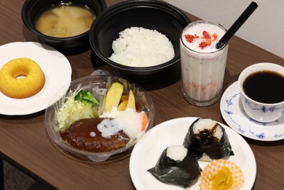永瀬拓矢九段が昼食に選んだデミグラスと温玉チーズハンバーグ・ご飯付き、おにぎりセット＝豚汁・漬物・塩むすび・こんぶ、焼きドーナツ・バニラ、ホットコーヒー（ストロング）、フレッシュいちごミルク＝大阪府高槻市の関西将棋会館で2026年3月25日、西村剛撮影