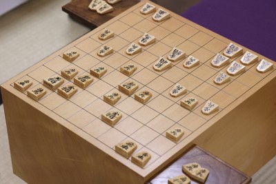 昼食休憩時の盤面。手前が永瀬拓矢九段＝大阪府高槻市の関西将棋会館で2026年3月25日午後0時44分、西村剛撮影