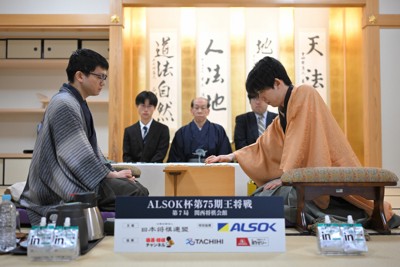 初手を指す藤井聡太王将（右）。左は挑戦者の永瀬拓矢九段＝大阪府高槻市の関西将棋会館で2026年3月25日午前9時、西村剛撮影