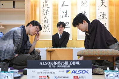 対局する藤井聡太王将（右）と挑戦者の永瀬拓矢九段＝大阪府高槻市の関西将棋会館で2026年3月25日午前9時48分、西村剛撮影