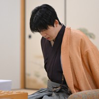 初手を指す藤井聡太王将（右）。左は挑戦者の永瀬拓矢九段＝大阪府高槻市の関西将棋会館で2026年3月25日午前9時、西村剛撮影