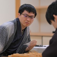 初手を指す藤井聡太王将（右）。左は挑戦者の永瀬拓矢九段＝大阪府高槻市の関西将棋会館で2026年3月25日午前9時、西村剛撮影