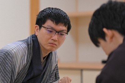 盤を見つめる挑戦者の永瀬拓矢九段（左）。右は藤井聡太王将。＝大阪府高槻市の関西将棋会館で2026年3月25日午前9時34分、西村剛撮影