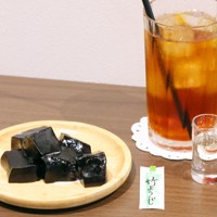 立会の桐山清澄九段（手前右）に封じ手を渡す挑戦者の永瀬拓矢九段（手前左）。奥右は藤井聡太王将＝大阪府高槻市の関西将棋会館で2026年3月25日午後6時8分、西村剛撮影