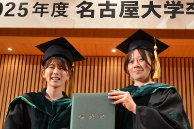 総代が着るアカデミックガウン姿で卒業式を務めた名古屋大工学部の平野学惠さん（右）と大学院工学研究科の小澤咲季さん＝名古屋市千種区の名古屋大で2026年3月25日午前10時31分、川瀬慎一朗撮影