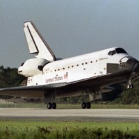 ケネディ宇宙センターの滑走路に着陸した毛利衛さんが搭乗するスペースシャトル「エンデバー」＝米フロリダ州で1992年9月20日、横井直樹撮影