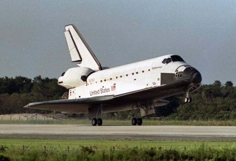 ケネディ宇宙センターの滑走路に着陸した毛利衛さんが搭乗するスペースシャトル「エンデバー」＝米フロリダ州で1992年9月20日、横井直樹撮影